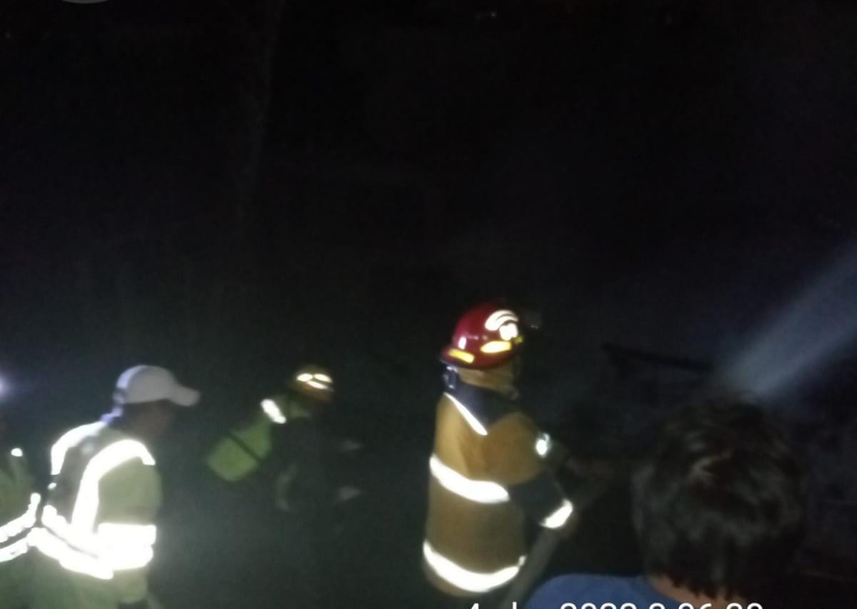 Voraz incendio consumió 2 viviendas; hay un perrito lesionado