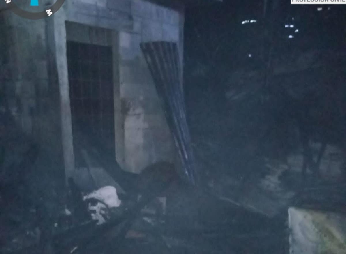 Voraz incendio consumió 2 viviendas; hay un perrito lesionado