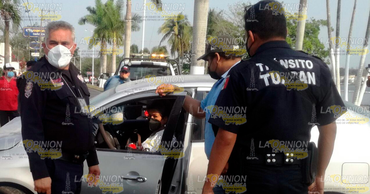 ¡Sufre mareo y estrella su auto contra dos camionetas!