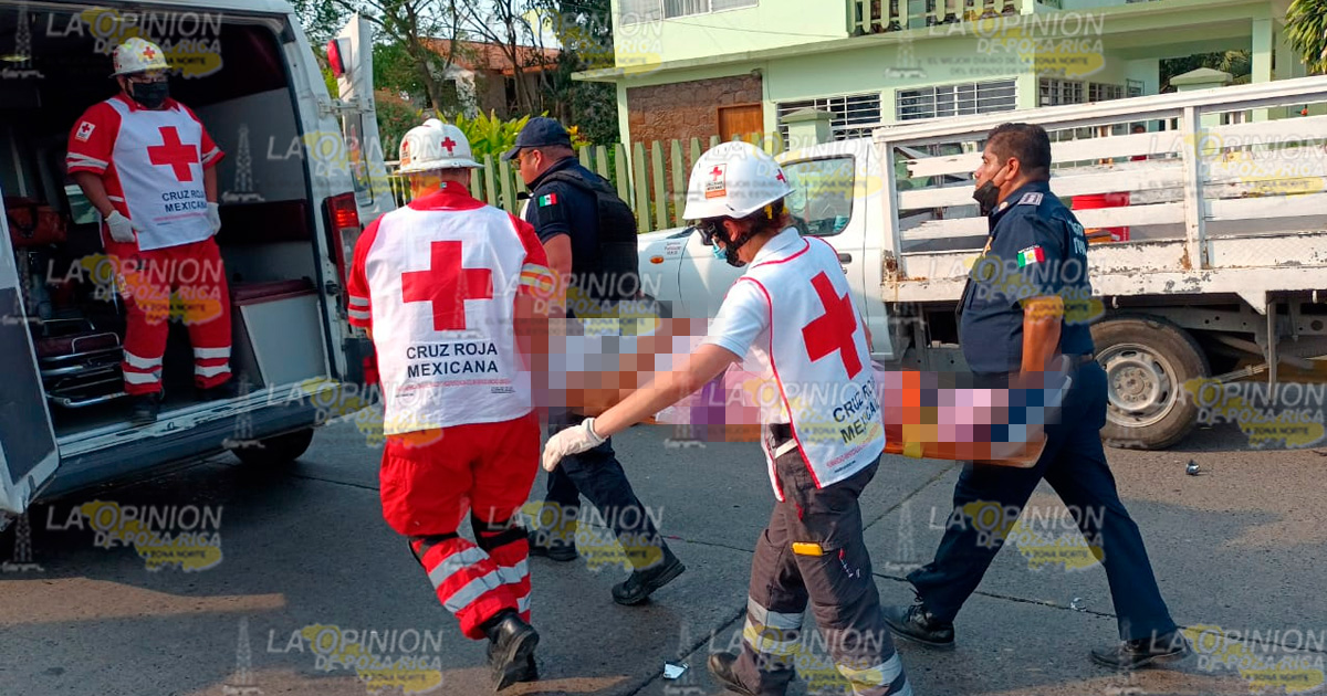 ¡Sufre mareo y estrella su auto contra dos camionetas!