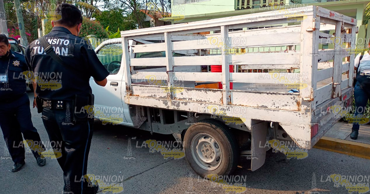 ¡Sufre mareo y estrella su auto contra dos camionetas!