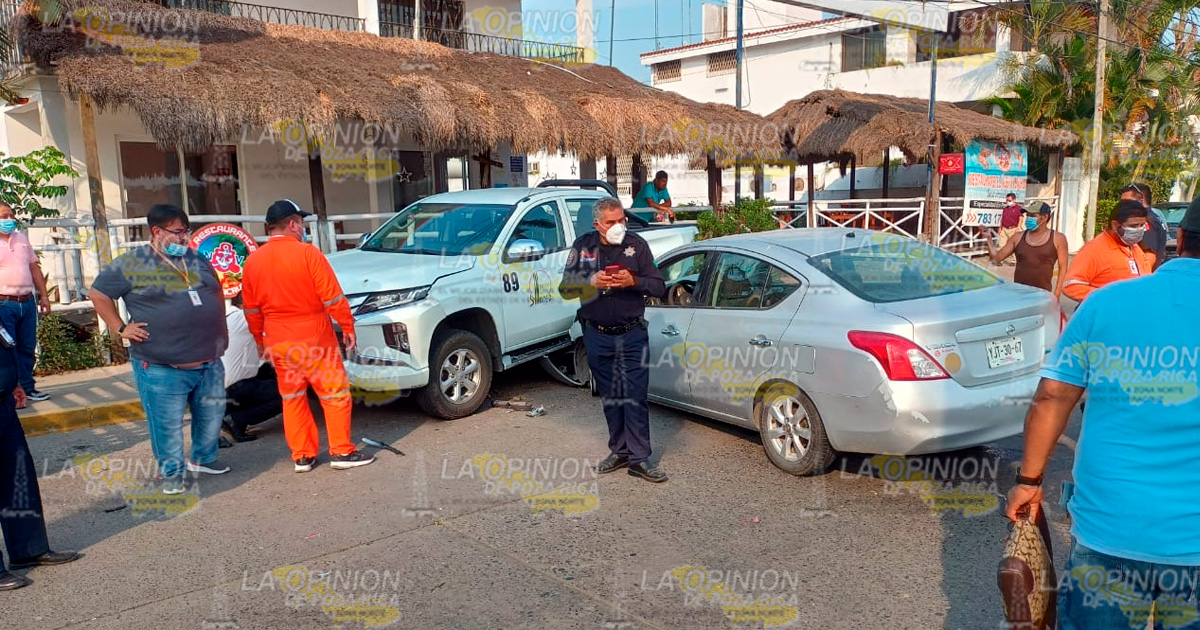 ¡Sufre mareo y estrella su auto contra dos camionetas!
