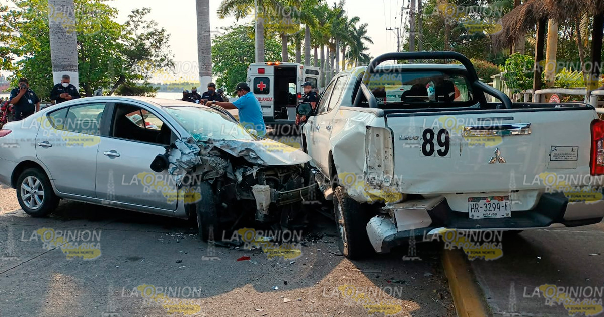 ¡Sufre mareo y estrella su auto contra dos camionetas!
