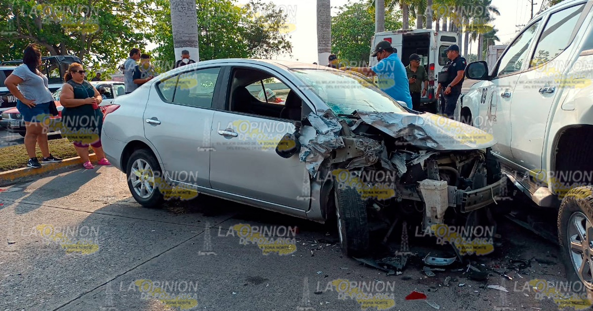 ¡Sufre mareo y estrella su auto contra dos camionetas!