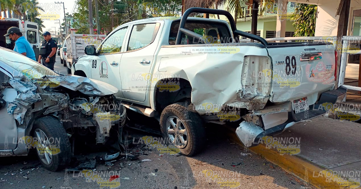 ¡Sufre mareo y estrella su auto contra dos camionetas!