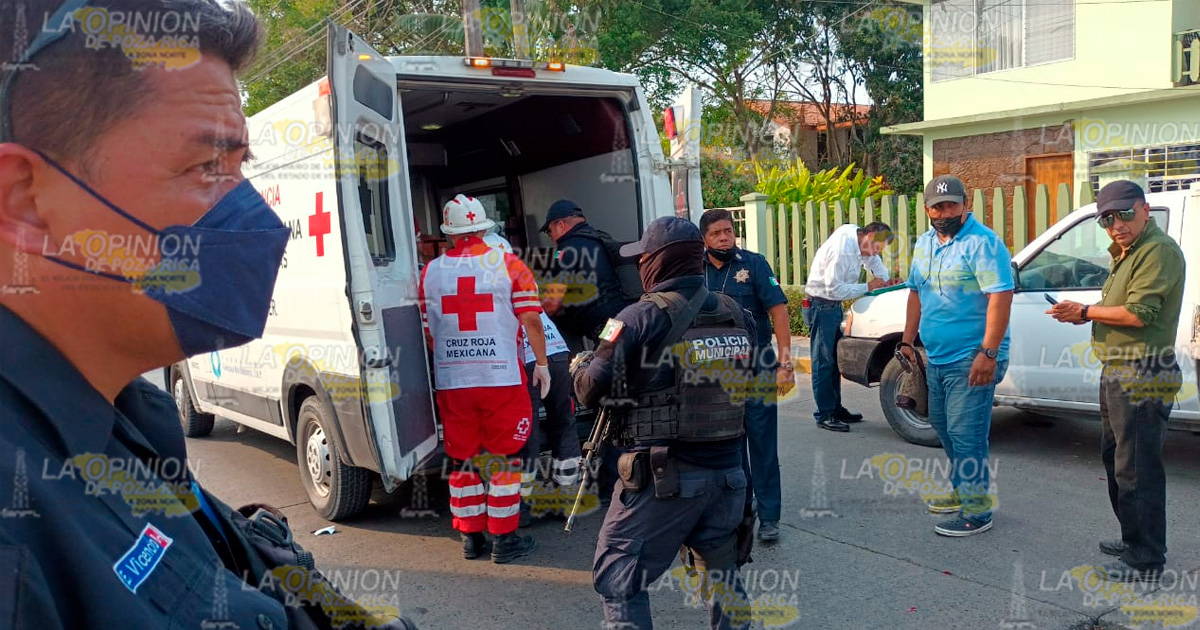 ¡Sufre mareo y estrella su auto contra dos camionetas!