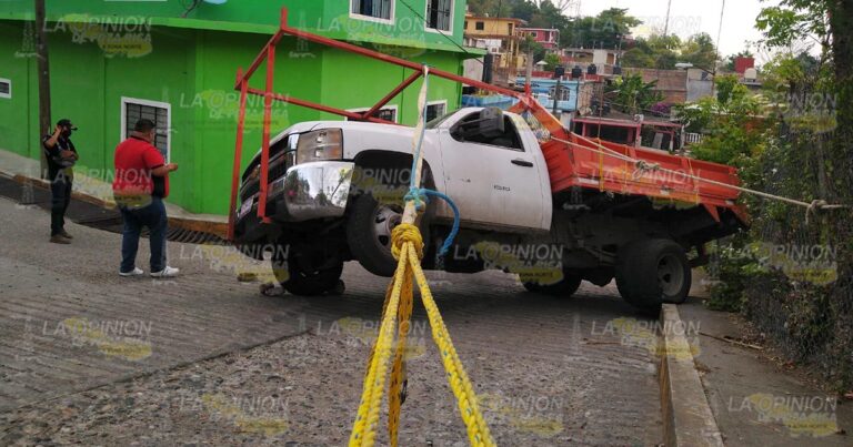 A punto de volcar camioneta cargada de cemento en Papantla