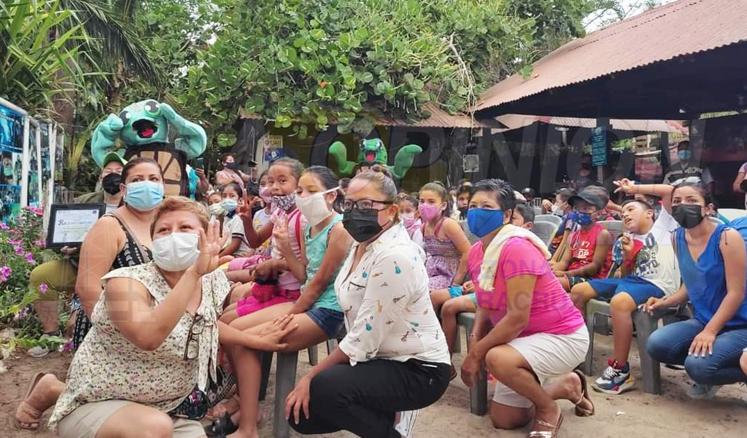 Niños aprenden sobre las tortugas en Tecolutla