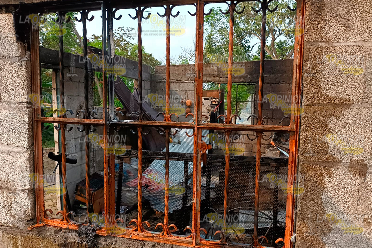 Arde vivienda donde mataron a 4 personas en Tuxpan Arde vivienda donde mataron a 4 personas en Tuxpan 8