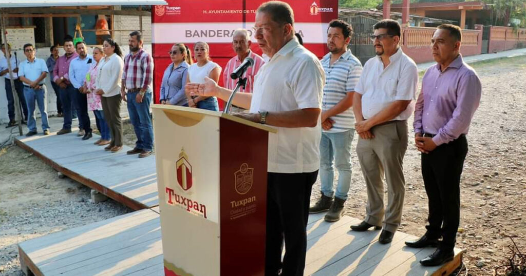Dan banderazo de inicio de obra en colonia de Tuxpan