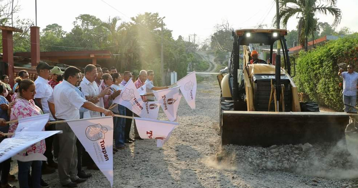 Dan banderazo de inicio de obra en colonia de Tuxpan