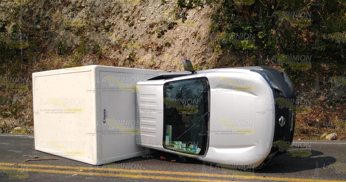 Camioneta termina volcada sobre la carretera Papantla-Poza Rica