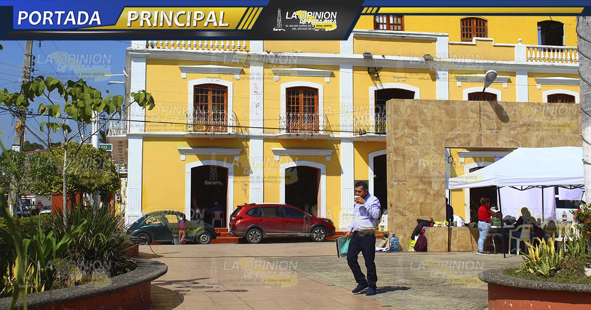 César abandona el Palacio Municipal César abandona el Palacio Municipal