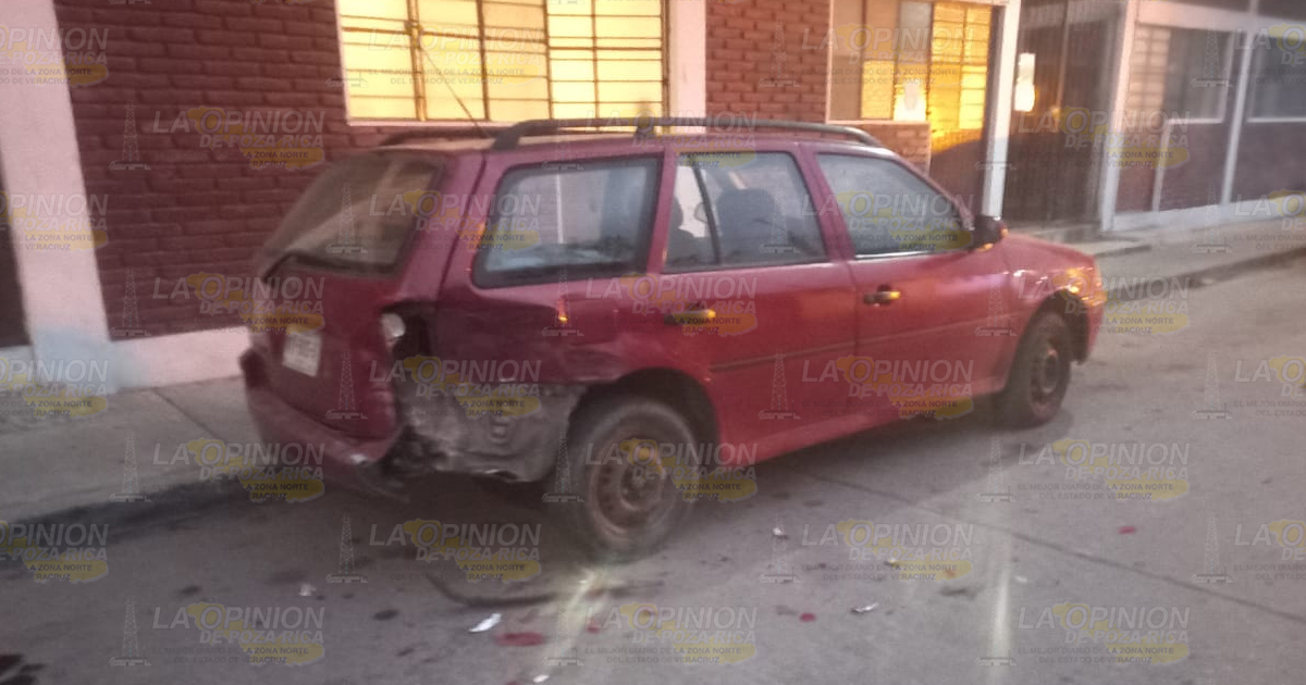 Choca con 2 autos estacionados en calle de Tuxpan y huye