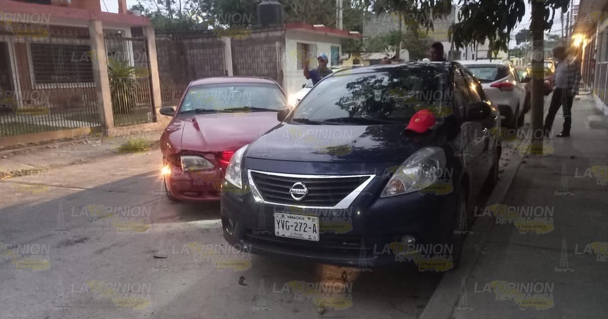 Choca con 2 autos estacionados en calle de Tuxpan y huye