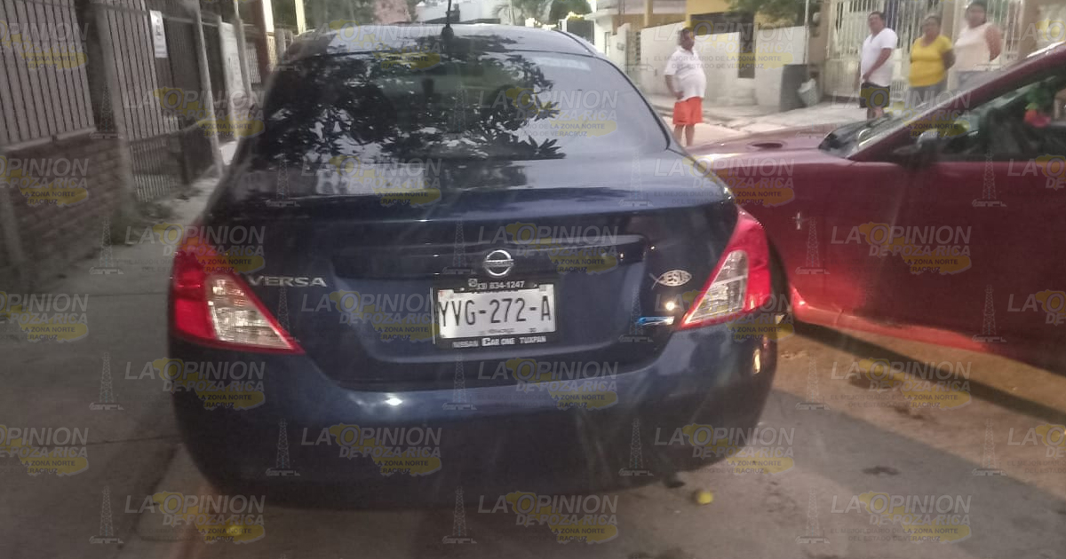 Choca con 2 autos estacionados en calle de Tuxpan y huye