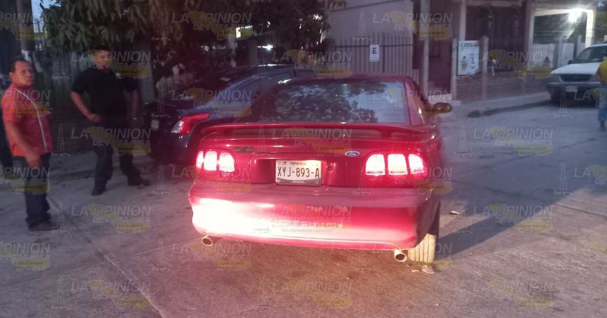 Choca con 2 autos estacionados en calle de Tuxpan y huye