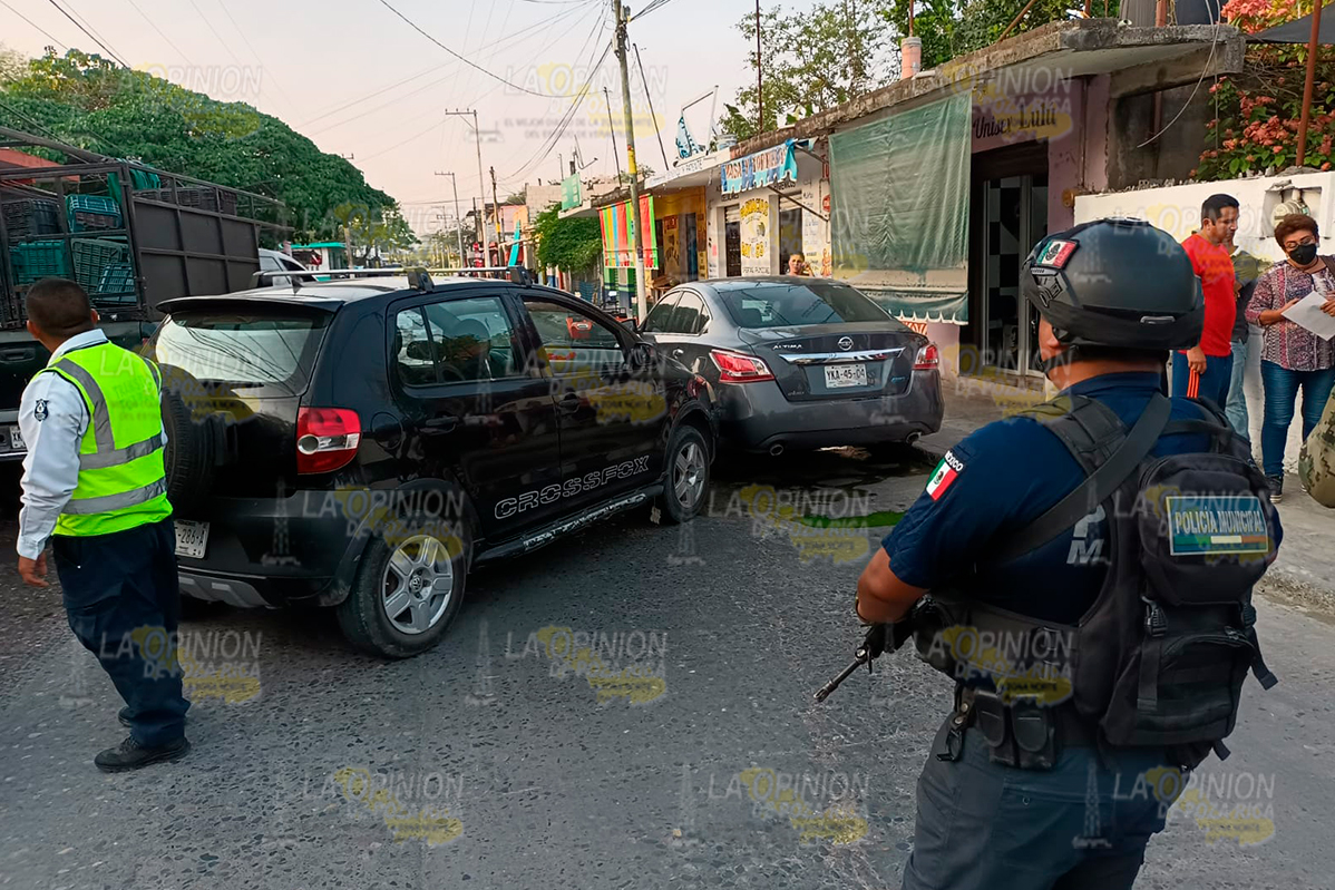 Choca con auto estacionado Choca con auto estacionado 2