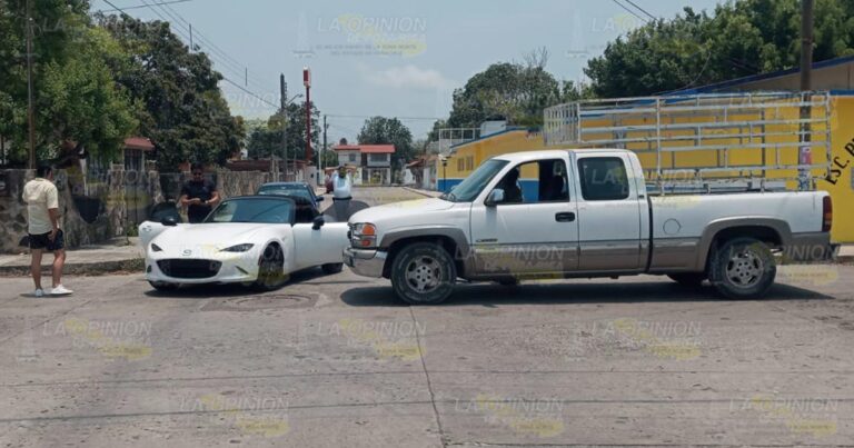 Cruza sin fijarse y choca