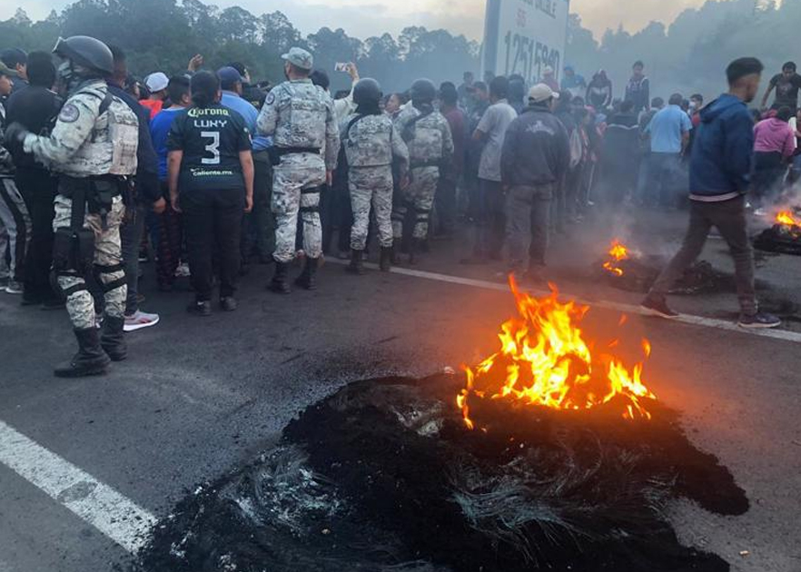 Continúa bloqueo en la autopista México-Puebla a la altura de Ixtapaluca por desaparición de niño
