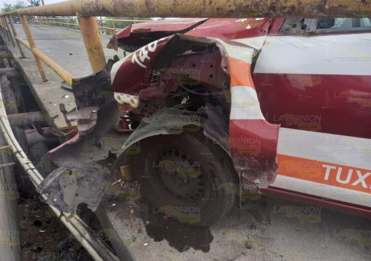 Destroza taxi al chocar con barandal del puente, en Tuxpan