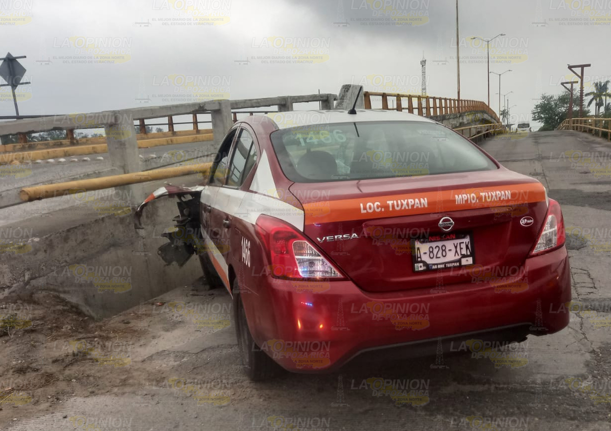 Destroza taxi al chocar con barandal del puente, en Tuxpan