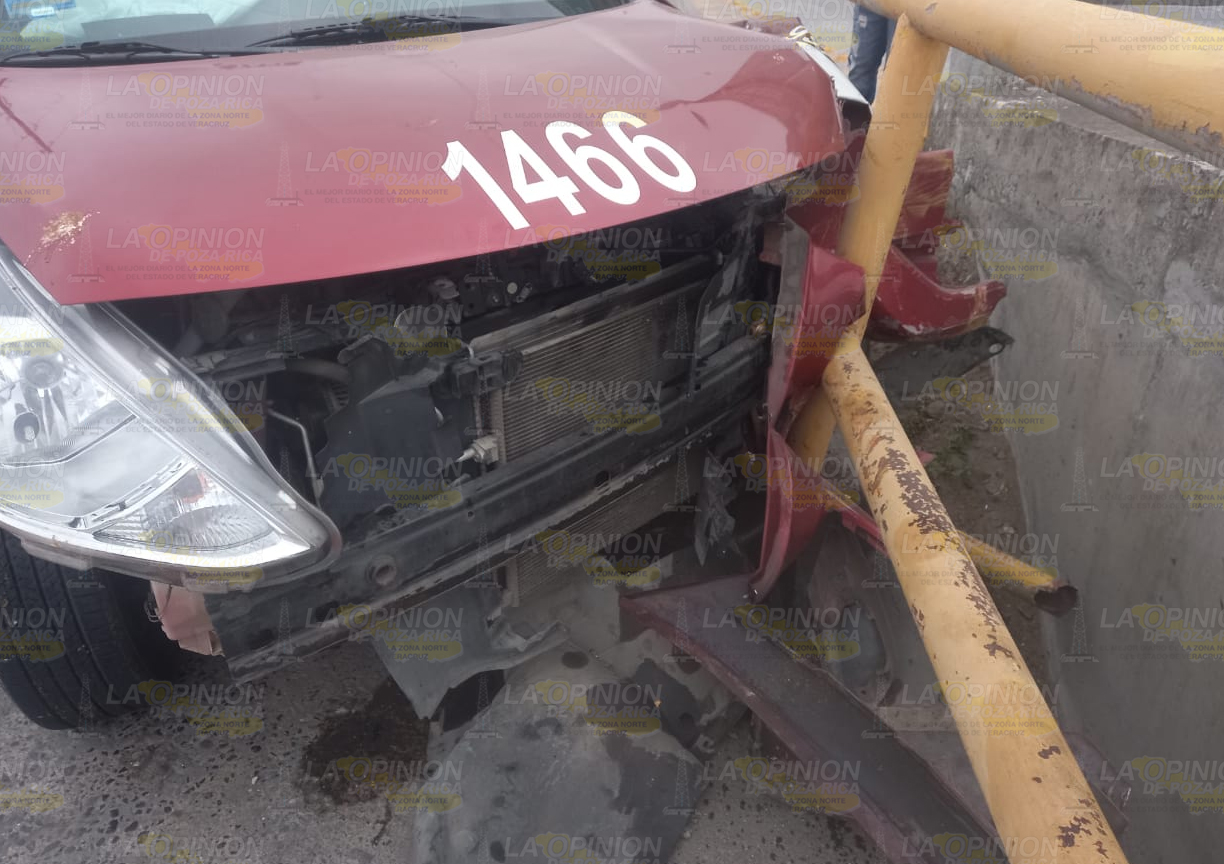 Destroza taxi al chocar con barandal del puente, en Tuxpan