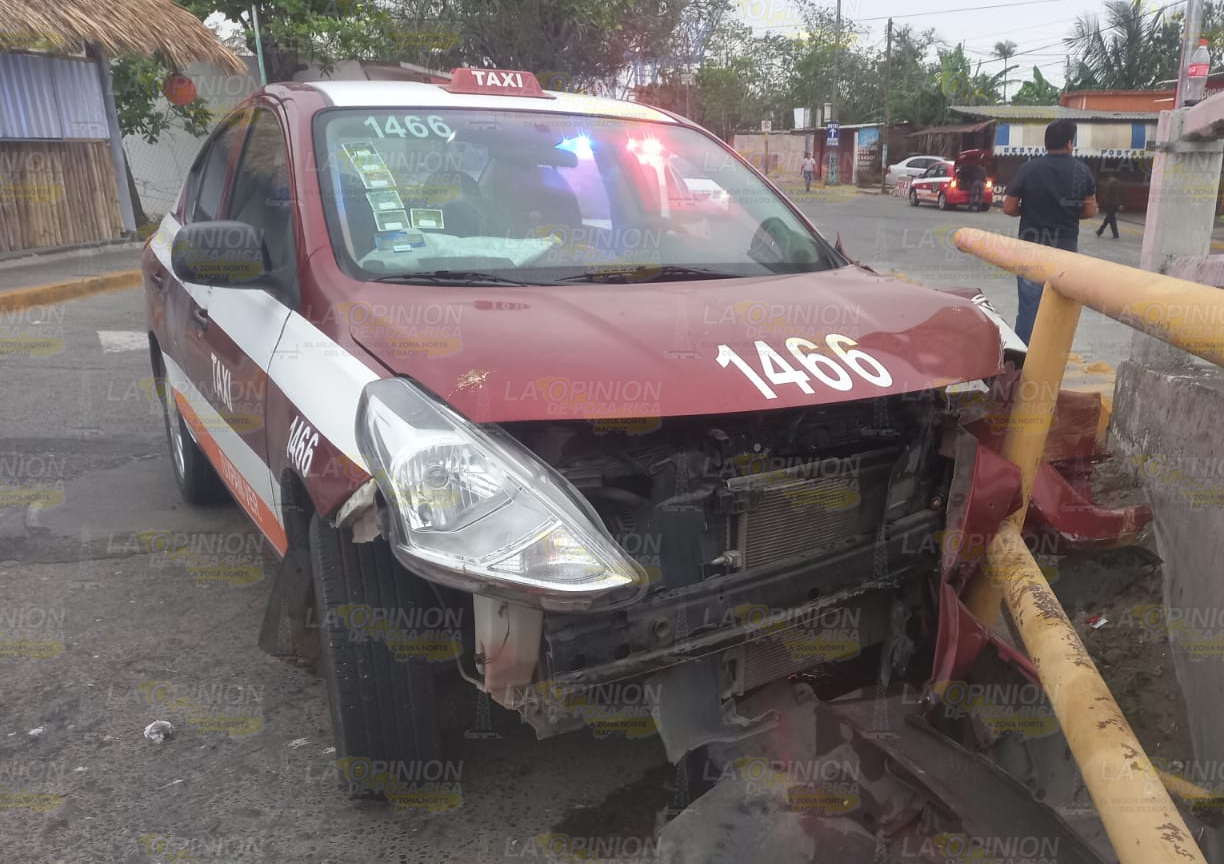 Destroza taxi al chocar con barandal del puente, en Tuxpan
