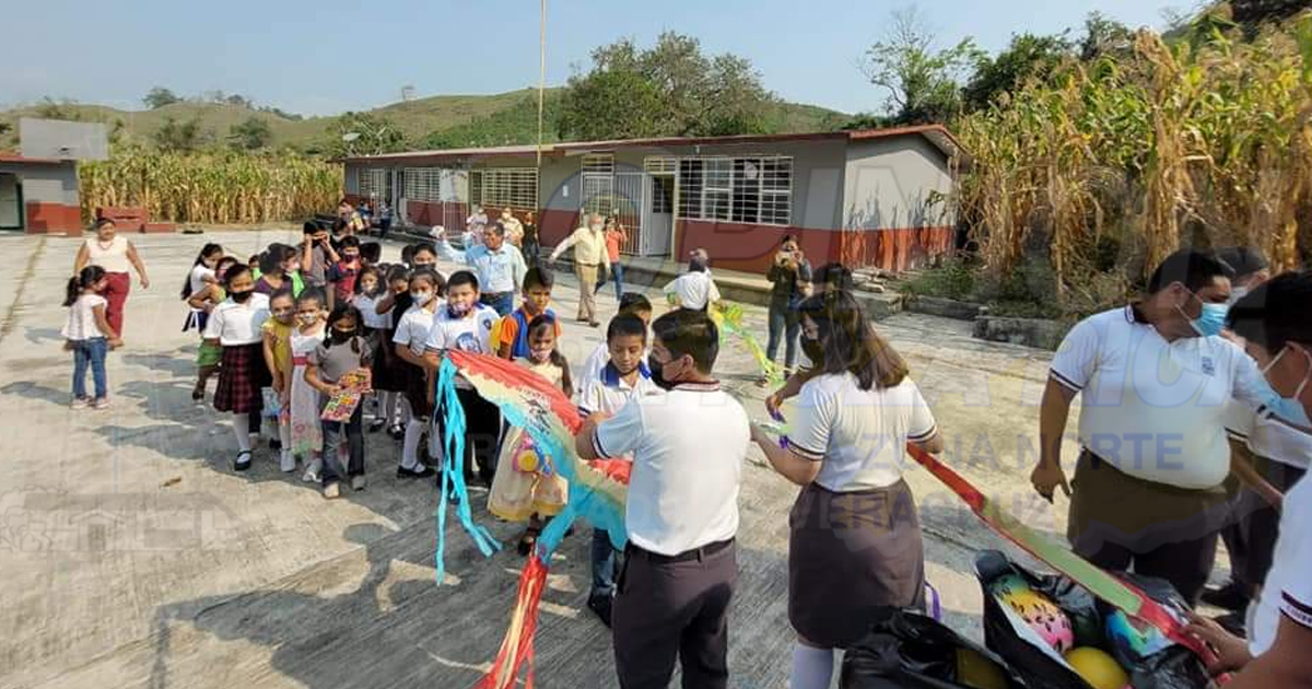 Estudiantes del COBAEV #27 llevaron felicidad a los más pequeños