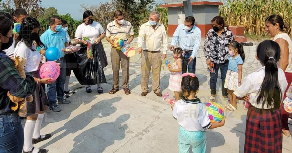 Estudiantes del COBAEV #27 llevaron felicidad a los más pequeños