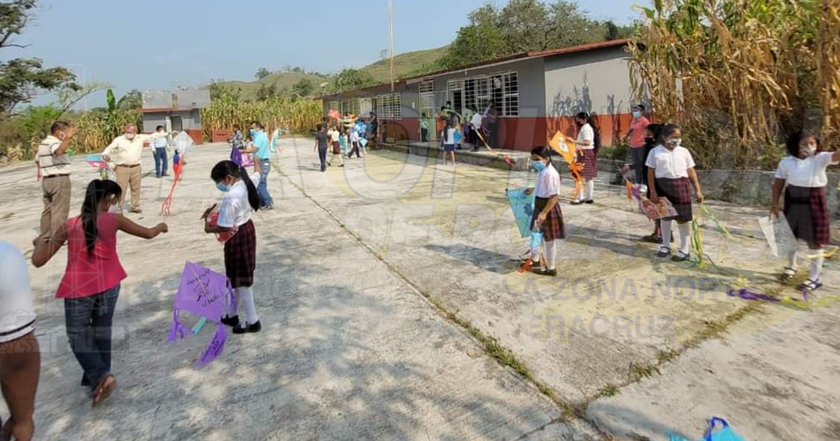 Estudiantes del COBAEV #27 llevaron felicidad a los más pequeños