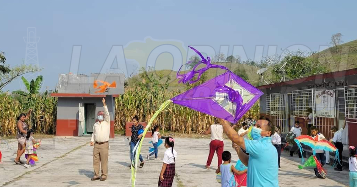Estudiantes del COBAEV #27 llevaron felicidad a los más pequeños