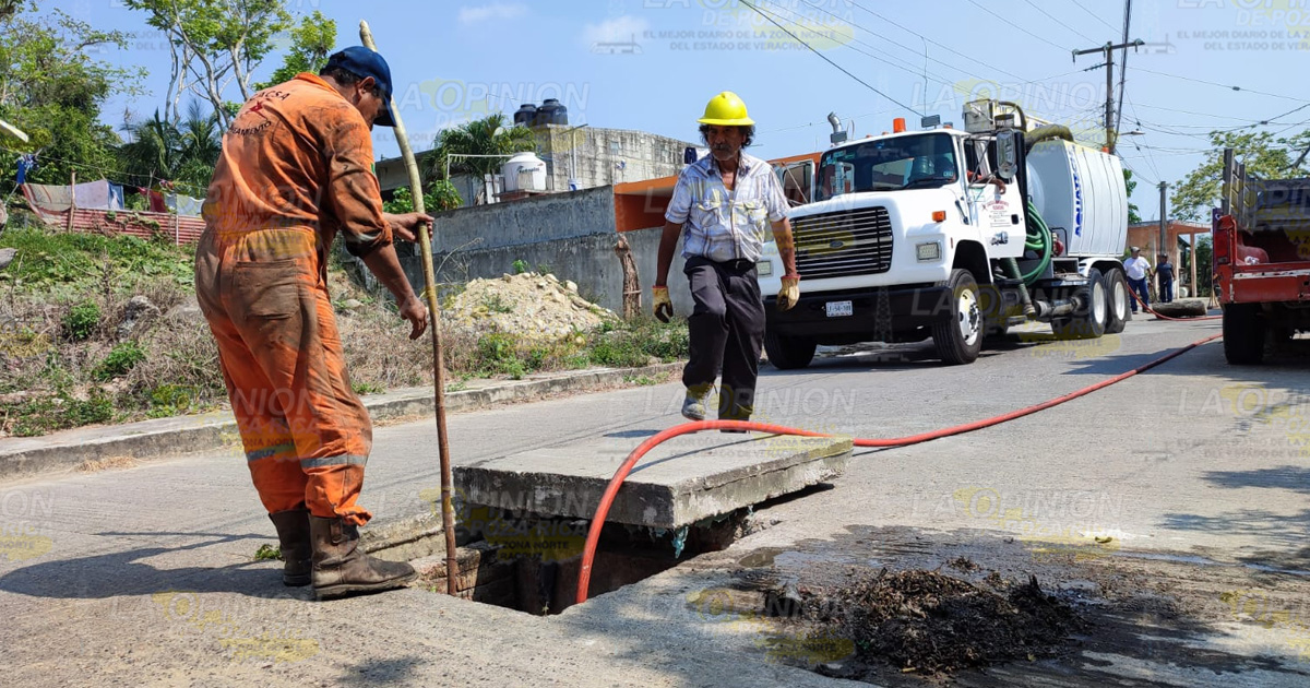 Desazolvan drenajes en Gutiérrez Zamora