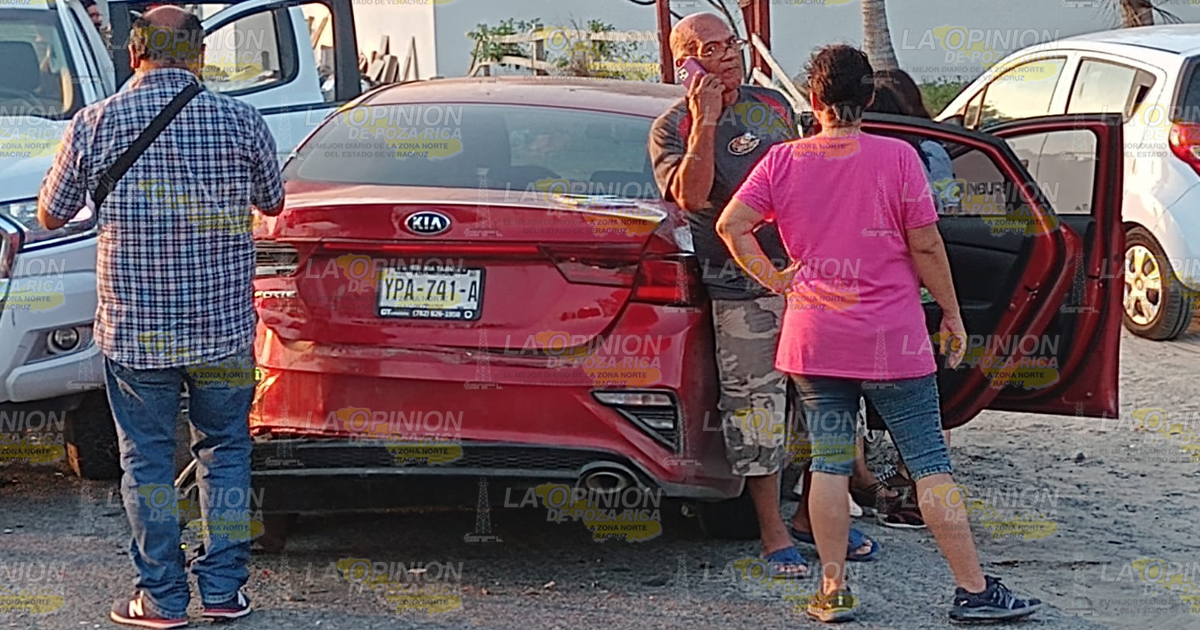 Fuerte encontronazo en Tuxpan, arroja daños y 2 lesionadas