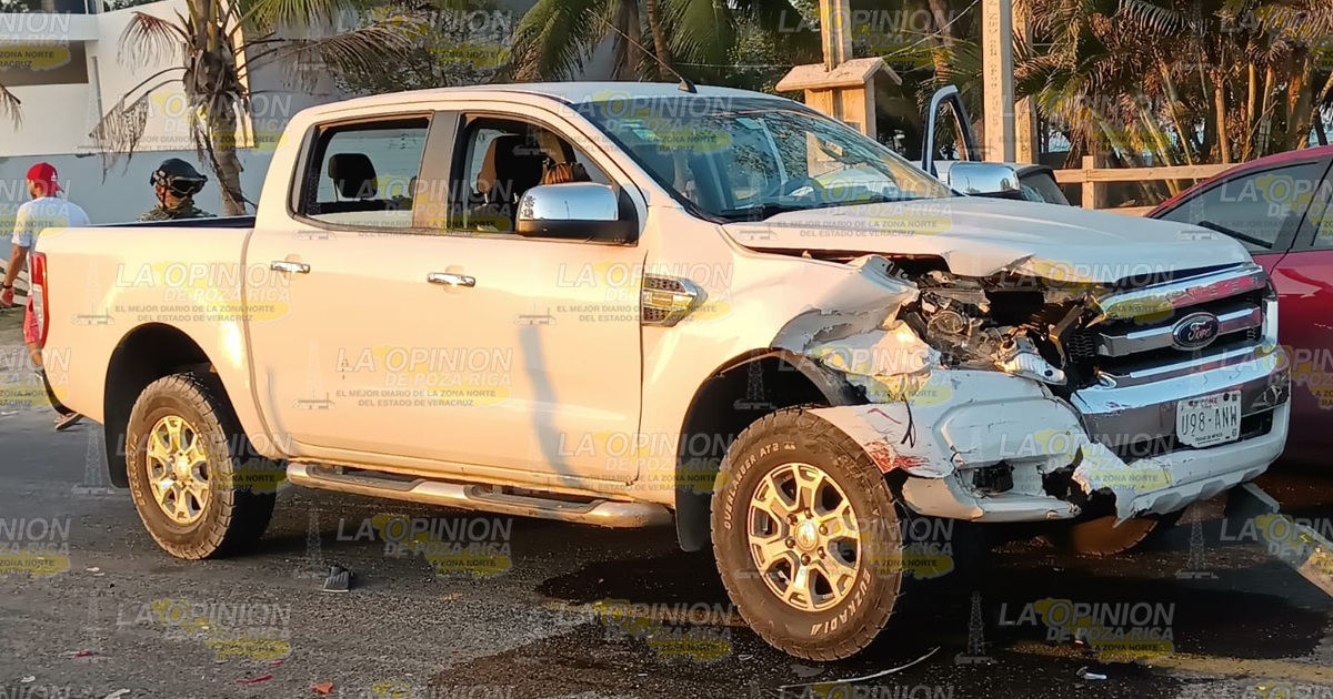 Fuerte encontronazo en Tuxpan, arroja daños y 2 lesionadas