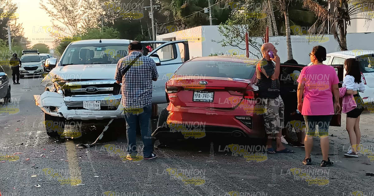 Fuerte encontronazo en Tuxpan, arroja daños y 2 lesionadas