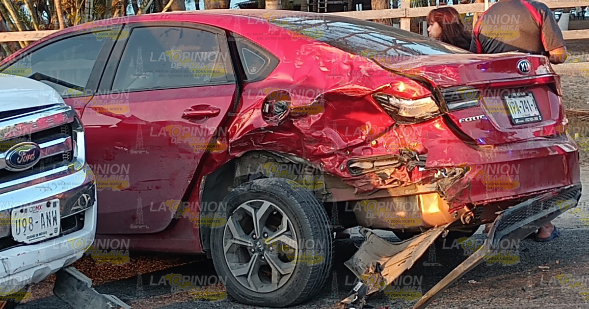 Fuerte encontronazo en Tuxpan, arroja daños y 2 lesionadas