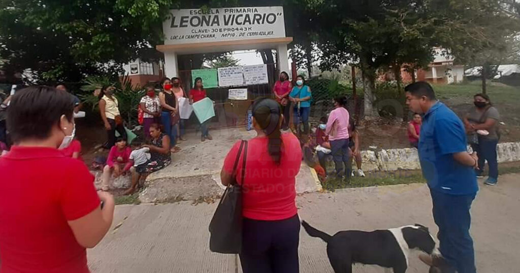 Exigen maestro para la primaria de La Campechana