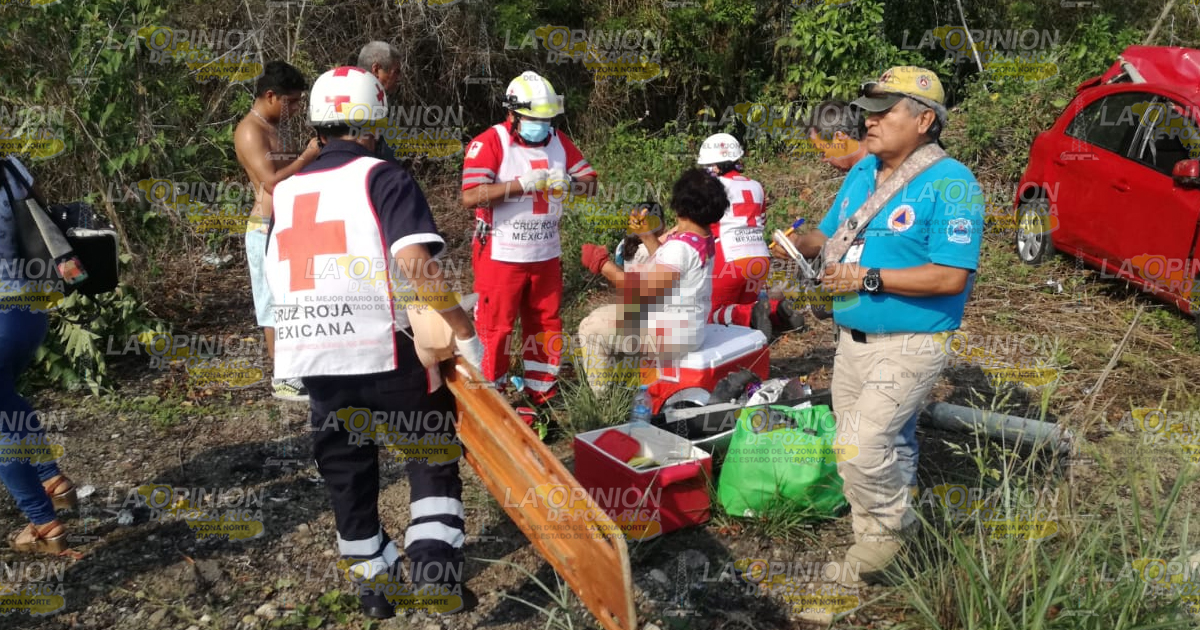 Familia vuelca en la Tuxpan Tamiahua ¡vive de milagro!