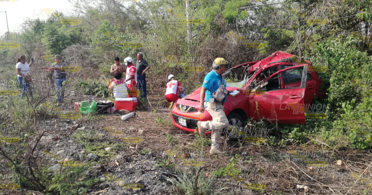 Familia vuelca en la Tuxpan Tamiahua ¡vive de milagro!