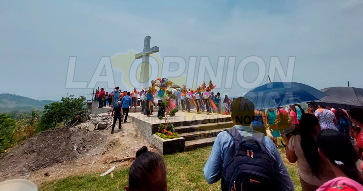 Feligreses celebran el Día de la Santa Cruz