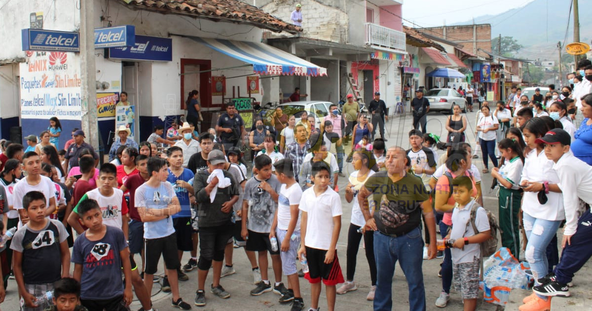 Festejan a estudiantes en Coyutla