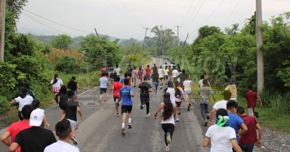 Festejan a estudiantes en Coyutla
