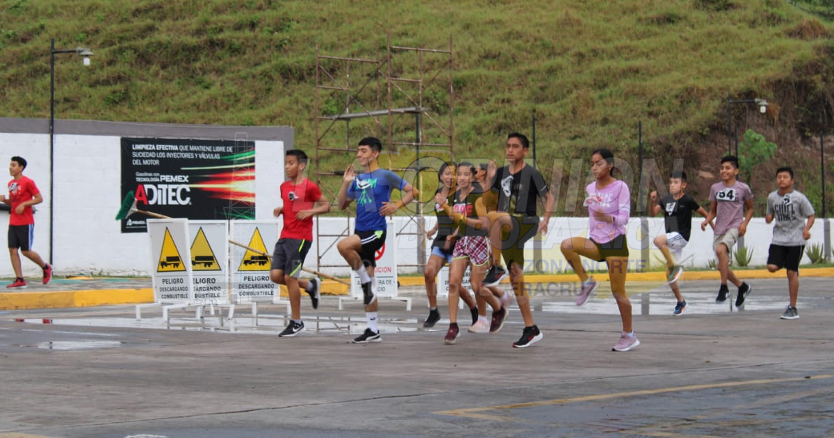 Festejan a estudiantes en Coyutla