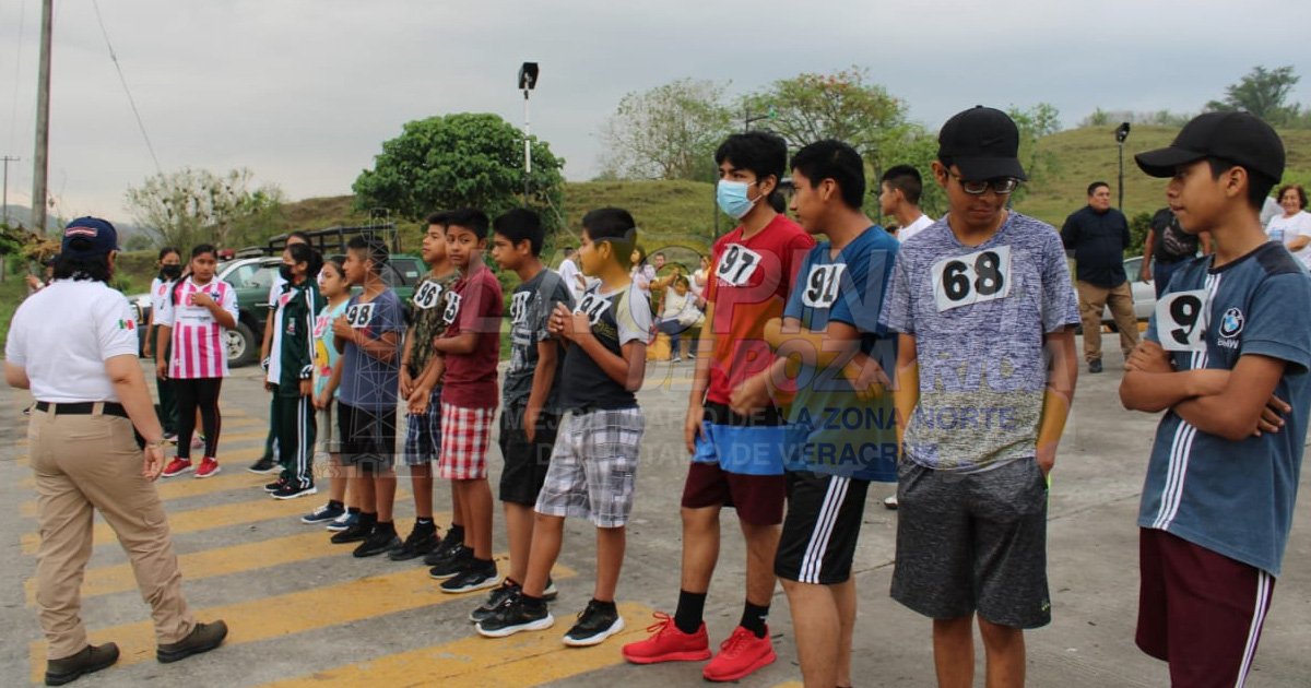 Festejan a estudiantes en Coyutla