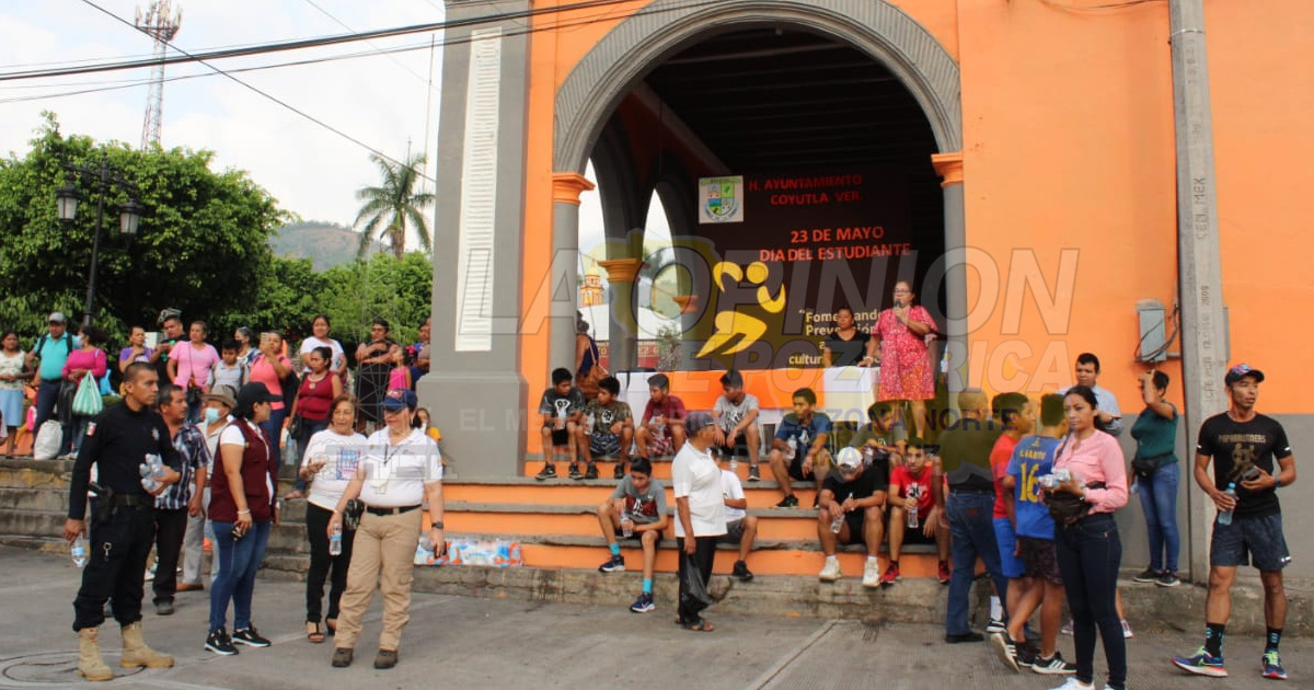 Festejan a estudiantes en Coyutla