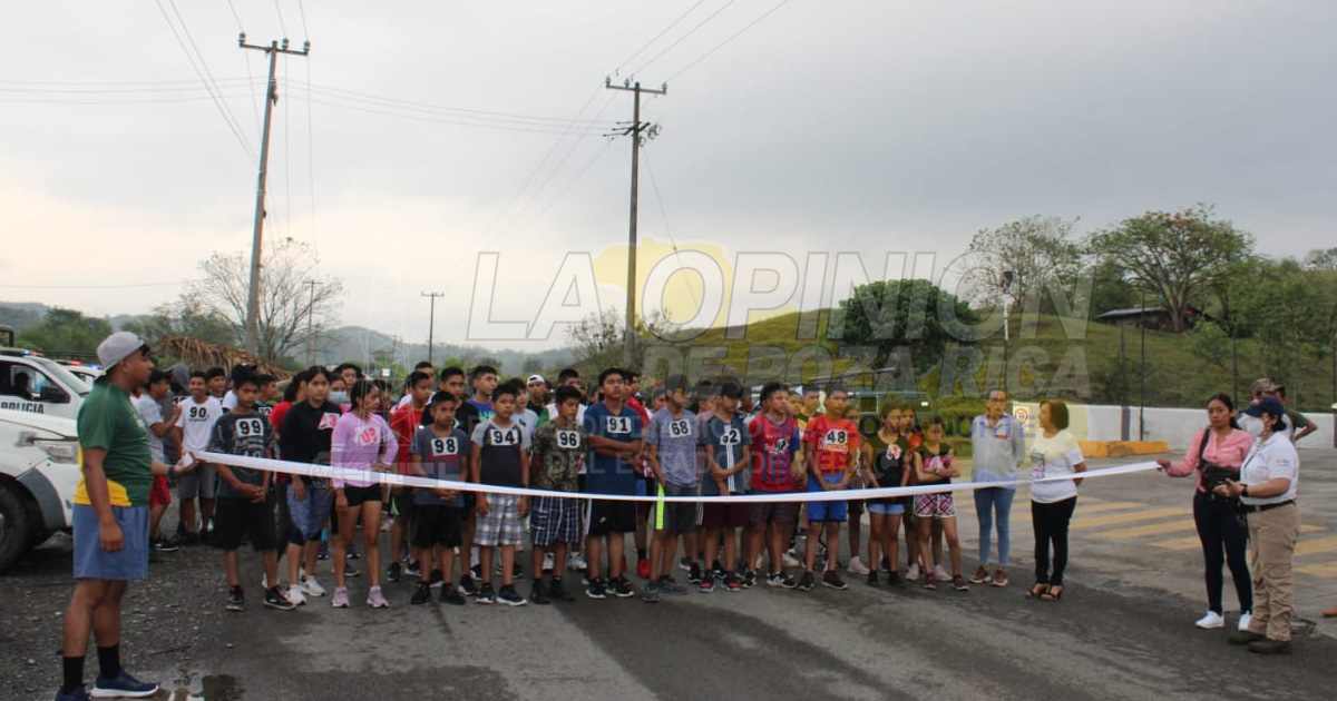 Festejan a estudiantes en Coyutla