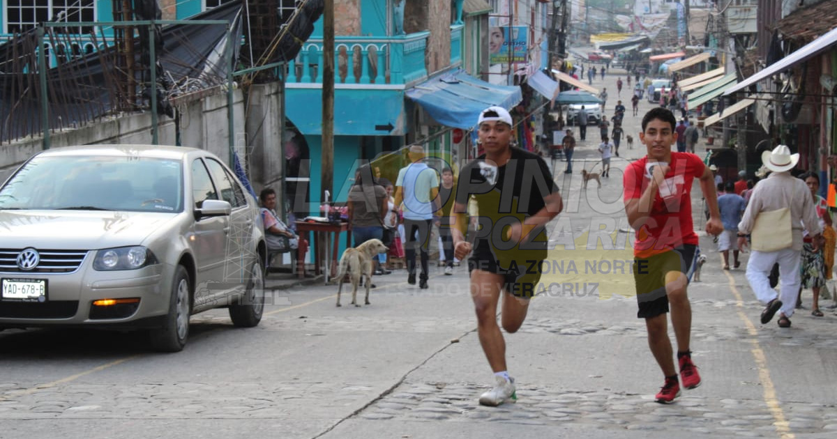 Festejan a estudiantes en Coyutla