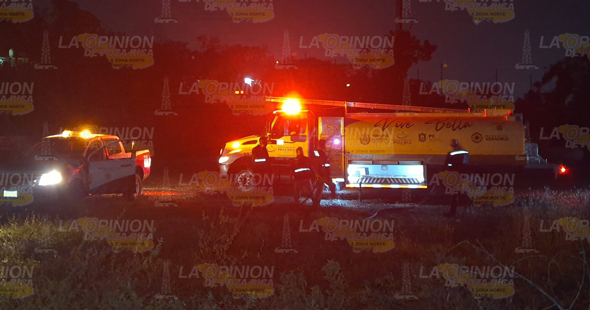 Incendio de pastizal en la carretera Poza Rica-Papantla