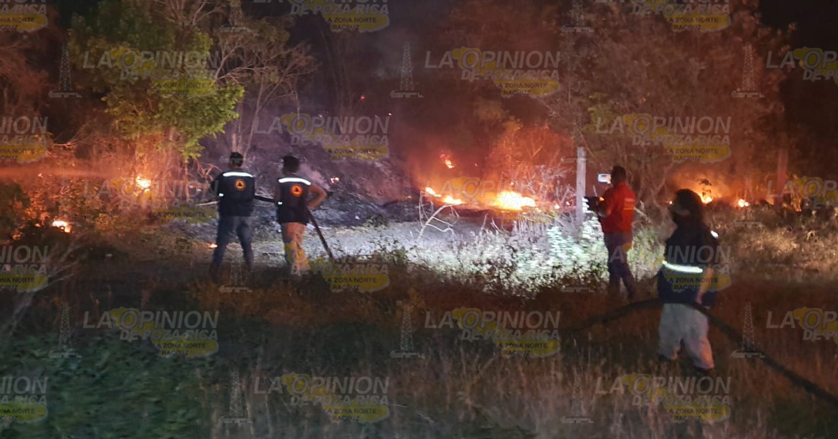 Incendio de pastizal en la carretera Poza Rica-Papantla